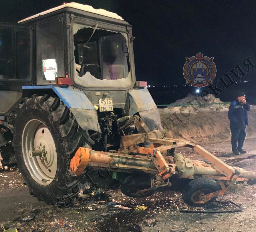 В Туле на ул. Рязанской Ford столкнулся с трактором: пострадали два ...